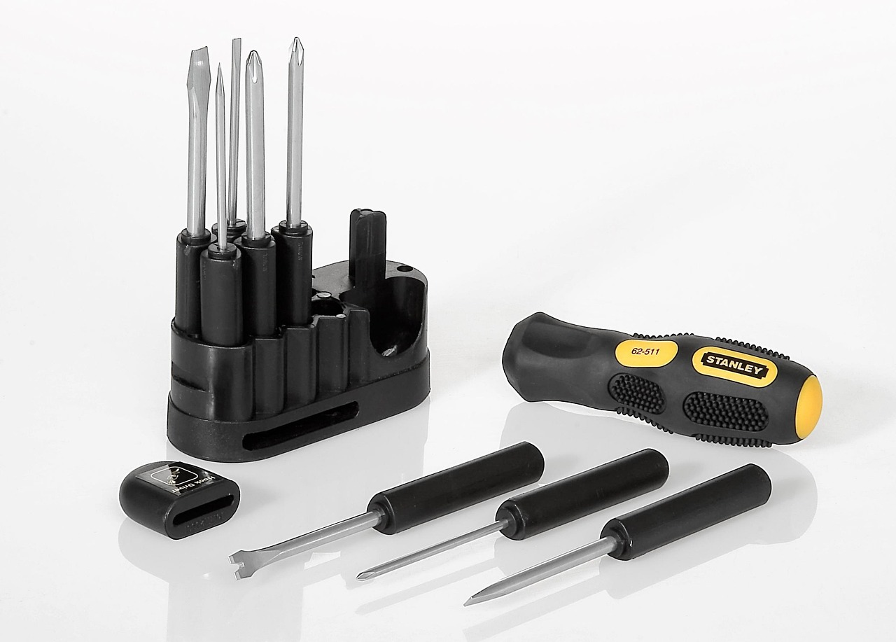 Range of reviewed vape devices lined up for comparison testing